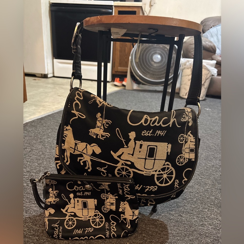 Coach Black and Gold Vintage Carriage Messenger Bag & includes wristlet! - Picture 2 of 2